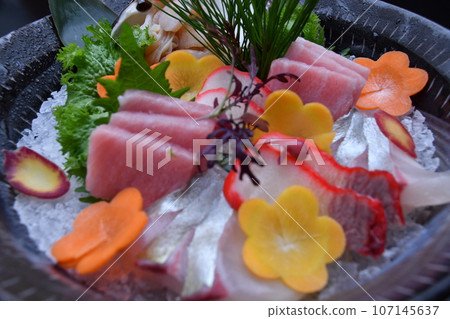 Assorted live clams and seasonal sashimi 107145637