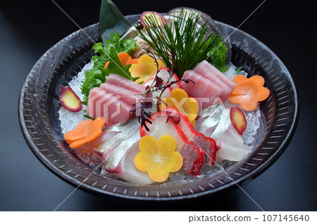 Assorted live clams and seasonal sashimi 107145640