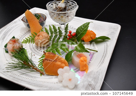 日本餐廳的新年八寸,採用時令食材烹調的菜餚 日本餐廳的新年八寸,採用時令食材烹調的菜餚 107145649