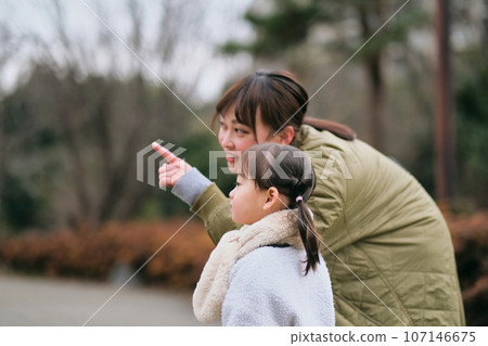 女孩和媽媽說話 女孩和媽媽說話 107146675