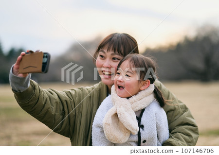 採取與智能手機的父母和孩子selfie 107146706