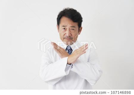 中年醫生用手臂做標記，白色背景 107146898