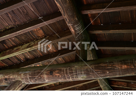 wooden roof truss 107147244