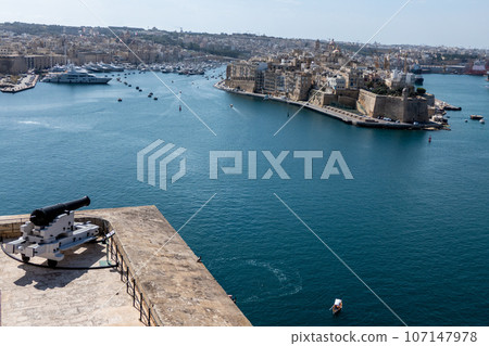 Malta, Valletta, cannon battery in the Upper Barakka public gardens Malta, Valletta, cannon battery in the Upper Barakka public gardens 107147978