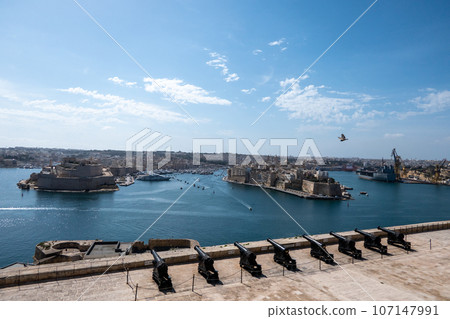 Malta, Valletta, cannon battery in the Upper Barakka public gardens Malta, Valletta, cannon battery in the Upper Barakka public gardens 107147991