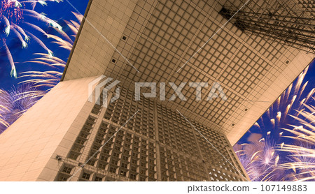 Celebratory fireworks over the La Grande Arche. La Defense, commercial and business center of Paris, France 107149883