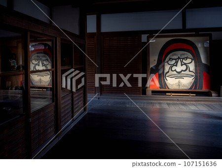 秋天的東寺院,柔和的秋日陽光透過描繪達摩的屏風照耀在走廊上。 秋天的東寺院,柔和的秋日陽光透過描繪達摩的屏風照耀在走廊上。 107151636