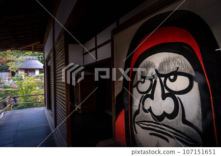 Autumn at Toji-in, the tea room Seirentei is located at the end of the hallway with a screen depicting Daruma. 107151651