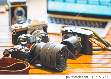 [Photographer] Camera and laptop [Creator] 107151733