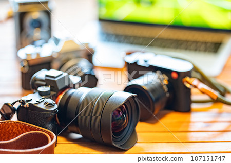 [Photographer] Camera and laptop [Creator] 107151747