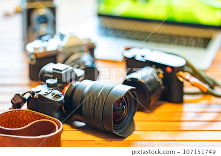 [Photographer] Camera and laptop [Creator] 107151749
