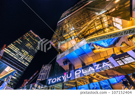 日本九月的東京城市景觀。從澀谷中央街眺望澀谷站、東急廣場、櫻丘口再開發大樓=24號 日本九月的東京城市景觀。從澀谷中央街眺望澀谷站、東急廣場、櫻丘口再開發大樓=24號 107152404