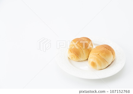 奶油捲白色背景 107152768