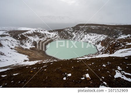 Viti Crater and Lake with snow in Vatnajokull National Park, Iceland. 107152909