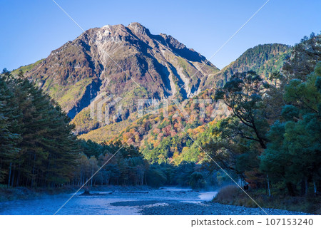 上高地的早晨：紅葉與河霧的燒岳 107153240