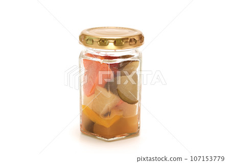 白色背景中的瓶裝各種醃菜 白色背景中的瓶裝各種醃菜 107153779