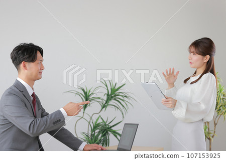 一位女商人對經理的尖銳觀點給了答案 1 107153925