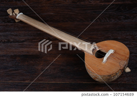 Turkish tambur. Long-necked folk string instrument of the lute family. 107154689