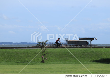 騎自行車者沿著霞浦湖岸騎行 107155866