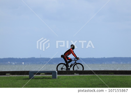 騎自行車者沿著霞浦湖岸騎行 騎自行車者沿著霞浦湖岸騎行 107155867