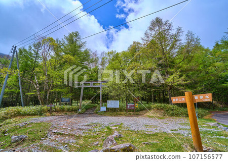 春天的長野縣蓼科町蓼科山七合目鳥居和登山口 107156577