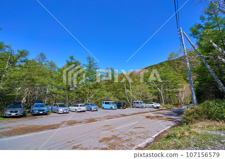 春天的長野縣蓼科町蓼科山七合目停車場(登山口前) 春天的長野縣蓼科町蓼科山七合目停車場(登山口前) 107156579