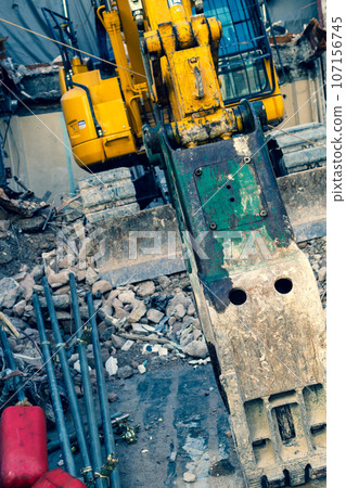 建築拆除施工現場和重型機械 b-4 強調暖色和冷色 107156745