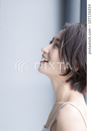 女人仰視的美麗形象 女人仰視的美麗形象 107156854