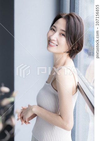 女人仰視的美麗形象 女人仰視的美麗形象 107156855