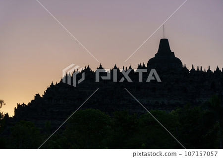 婆羅浮屠寺（印尼爪哇島）的傍晚剪影 107157057