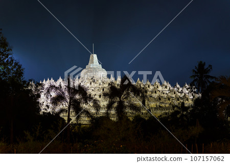 夜間照明的婆羅浮屠寺（印尼爪哇島） 107157062