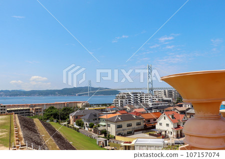 從神戶五色塚古墳眺望明石海峽大橋和淡路島 從神戶五色塚古墳眺望明石海峽大橋和淡路島 107157074