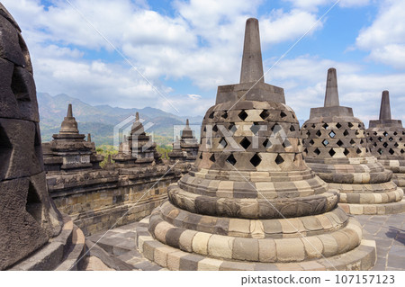 婆羅浮屠寺廟佛塔和藍天(印尼爪哇) 婆羅浮屠寺廟佛塔和藍天(印尼爪哇) 107157123