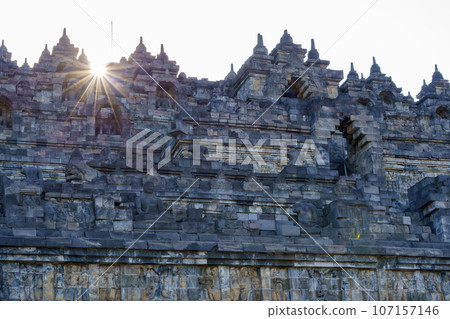 婆羅浮屠寺廟在晚上（爪哇，印尼） 107157146