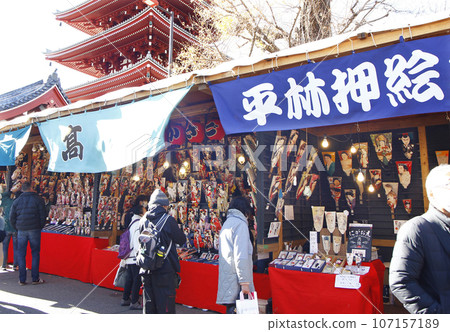 年末活動羽子板市場是自江戶時代以來一直延續的冬季傳統。人們一邊玩樂一邊選擇羽子板 107157189