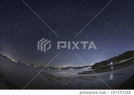 瀨戶內冬季星空獵戶座和冬季天河 107157288