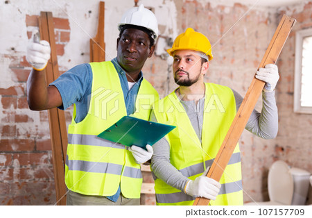 Foreman tells worker how and where to make repairs 107157709
