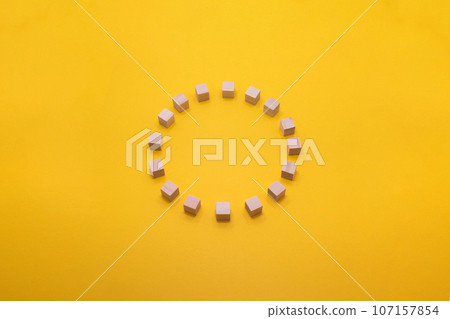 黃色背景上的三維圓形木立方體框架 黃色背景上的三維圓形木立方體框架 107157854
