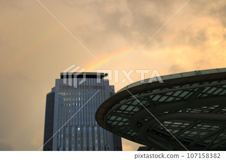 傍晚的天空出現彩虹,名古屋市被夕陽染上色彩 傍晚的天空出現彩虹,名古屋市被夕陽染上色彩 107158382