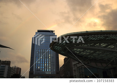 傍晚的天空出現彩虹,名古屋市被夕陽染上色彩 傍晚的天空出現彩虹,名古屋市被夕陽染上色彩 107158383