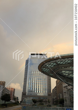 傍晚的天空出現彩虹,名古屋市被夕陽染上色彩 傍晚的天空出現彩虹,名古屋市被夕陽染上色彩 107158402
