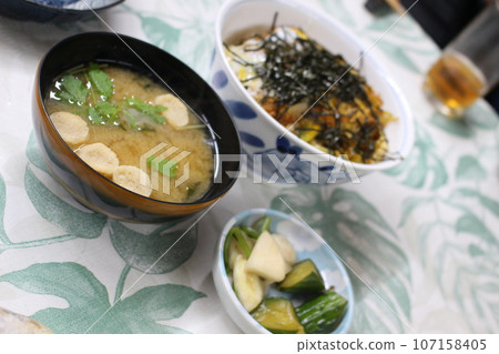 美味的炸肉排碗和味噌湯 美味的炸肉排碗和味噌湯 107158405