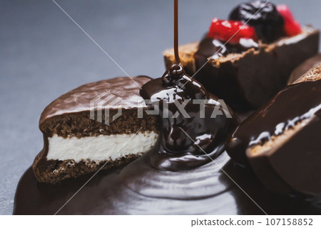 Photo material of sweets pouring chocolate syrup on cake Photo material of sweets pouring chocolate syrup on cake 107158852