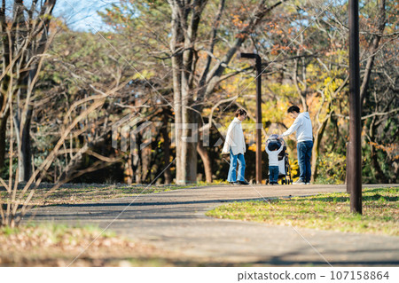 A family walking in Yoyogi Park 107158864