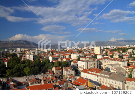 從克羅埃西亞世界文化遺產斯普利特戴克里先宮鐘樓俯瞰亞得里亞海港口城市 從克羅埃西亞世界文化遺產斯普利特戴克里先宮鐘樓俯瞰亞得里亞海港口城市 107159262