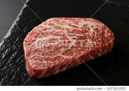 Kuroge Wagyu beef thigh steak Kuroge Wagyu beef thigh steak 107161093