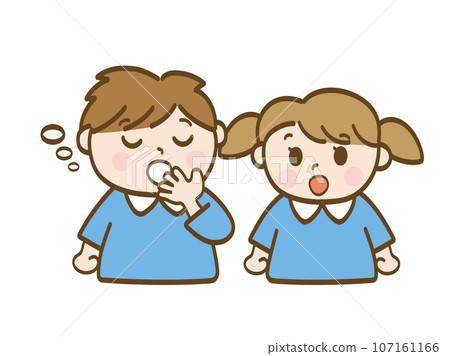 一個昏昏欲睡打哈欠的男孩和一個看到他很驚訝的女孩_托兒所孩子們的兄妹 107161166