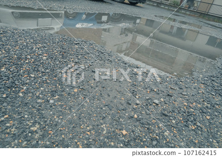 在礫石停車場打水坑 107162415