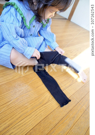小女孩穿上自己的褲子 107162543