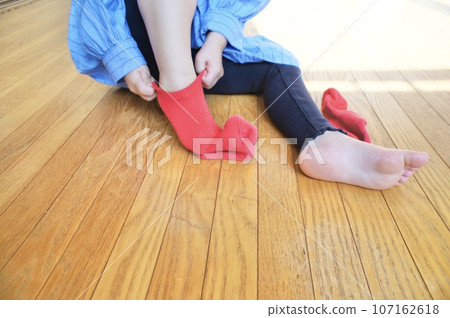 獨自穿上紅襪子的小女孩 107162618